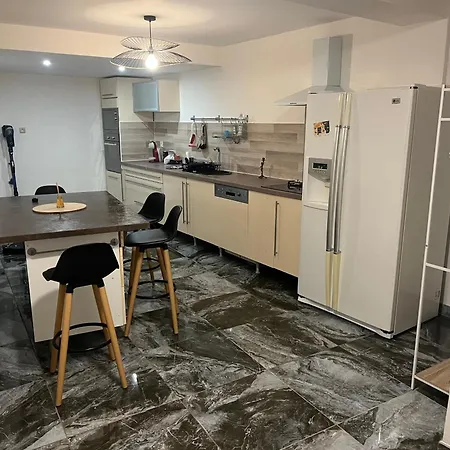 Cher Stephane דירה *