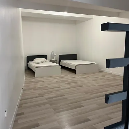 Cher Stephane דירה *