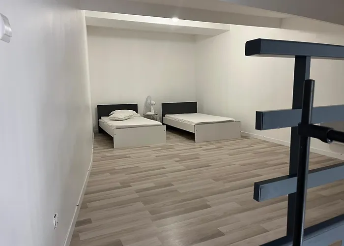 Cher Stephane Apartman *